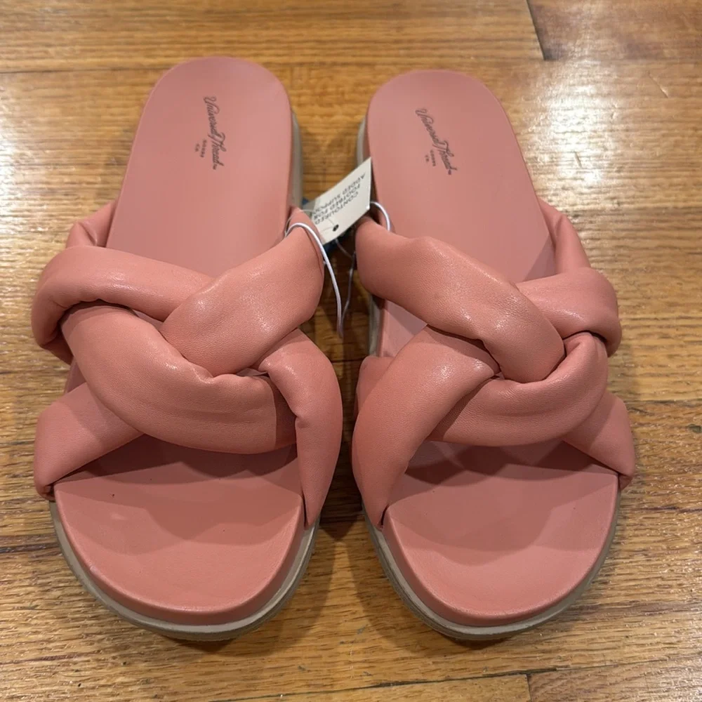 Universal Threads - Picture 2 of 3